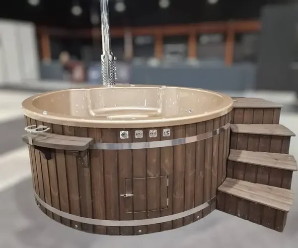 Jacuzzi moderne avec cuve grise élégante et cheminée en acier inoxydable pour un chauffage rapide et efficace.