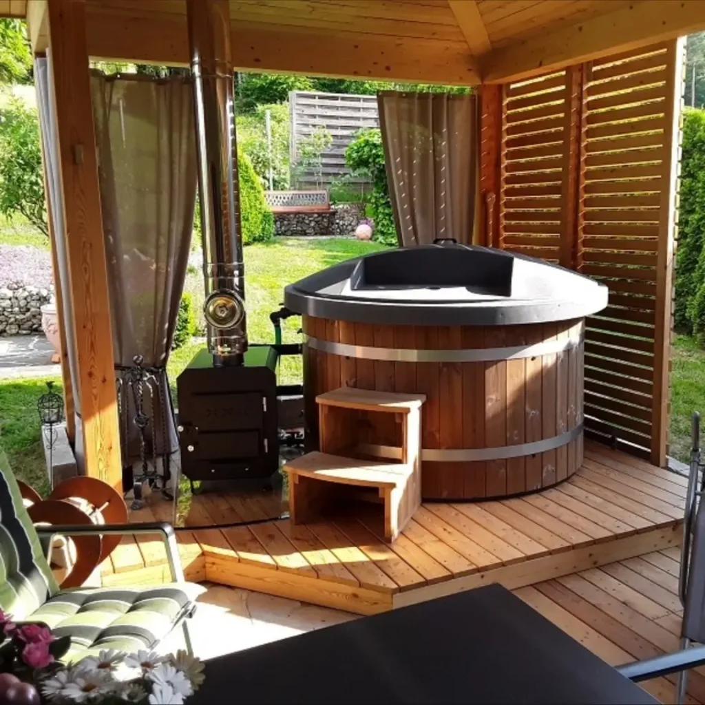 Spa en bois avec système de chauffe-eau et terrasse privée pour une expérience relaxante et intime.