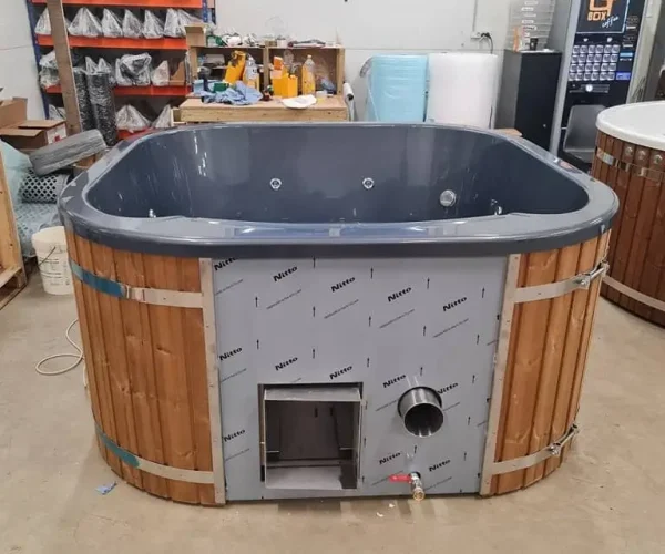 Jacuzzi rectangulaire en bois naturel avec un coin détente, idéal pour la relaxation en plein air.