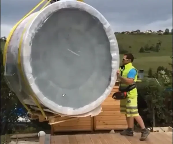 Installation d'un jacuzzi scandinave en pleine nature, entouré de verdure, avec un cadre naturel serein.