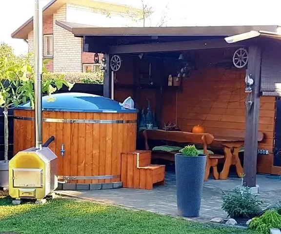 Jacuzzi rectangulaire en bois naturel avec un coin détente, idéal pour la relaxation en plein air.