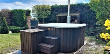 Bain Nordique en Bois Sombre avec Poêle à Bois, Spa Scandinave Extérieur, Idéal pour la Relaxation en Plein Air, à Prix Abordable.