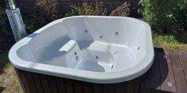 Jacuzzi Extérieur en Bois avec Jets de Massage, Spa Scandinave pour Détente et Bien-être, Équipé d'un Poêle à Bois, à Prix Compétitif.