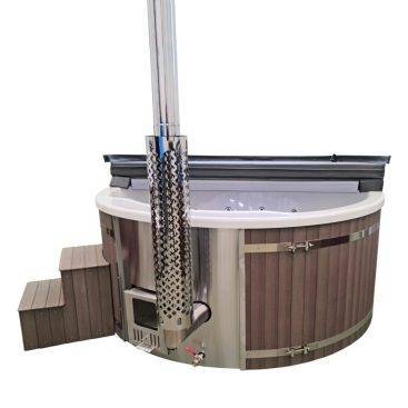 Image d'un bain nordique semi-circulaire en acier inoxydable avec escalier et couvercle isolant.