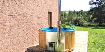 Hot Tub Scandinave en Bois avec Poêle en Acier Inoxydable pour une Expérience de Détente Extérieure de Qualité Supérieure.