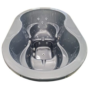 Bain nordique 2 personnes style Ofuro avec cuve en inox, poêle à bois, couvercle isolant, escalier en bois et jets d'hydromassage pour un spa scandinave extérieur.