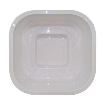 Image d'une cuve intérieure de spa scandinave en résine blanche carrée.