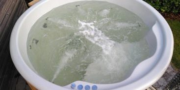 Spa Scandinave en Bois avec Jets Puissants, Offrant une Expérience de Bain à Remous Relaxante à Prix Abordable.
