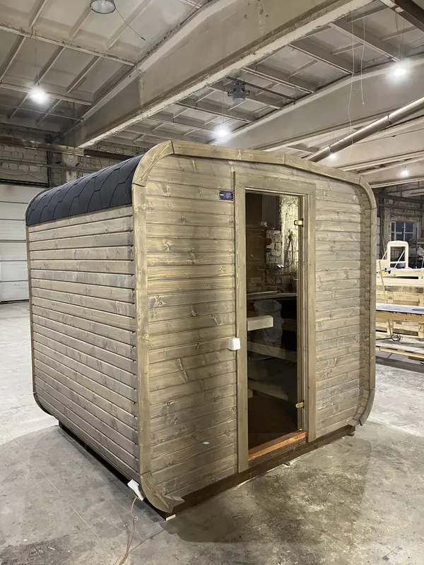 Vue latérale d’un sauna cube 2 m en bois Thermo amidonnée, porte vitrée sur le côté