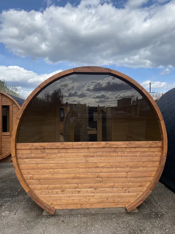 Mur intérieur en bois du sauna tonneau montrant les planches