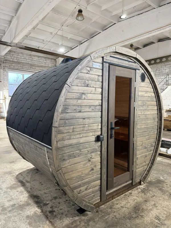 Arrière du sauna tonneau en bois avec bardeaux gris