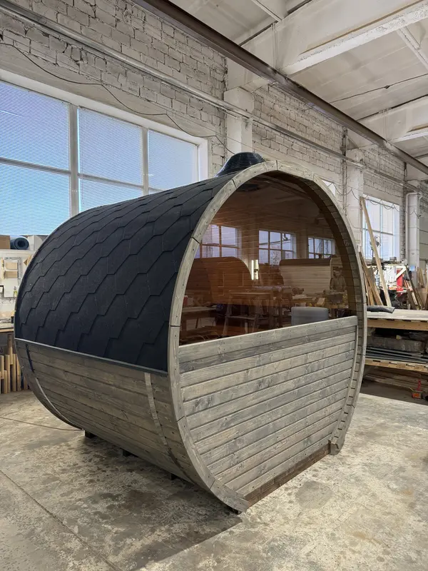 Avant du sauna tonneau en bois avec porte vitrée et cadre noir
