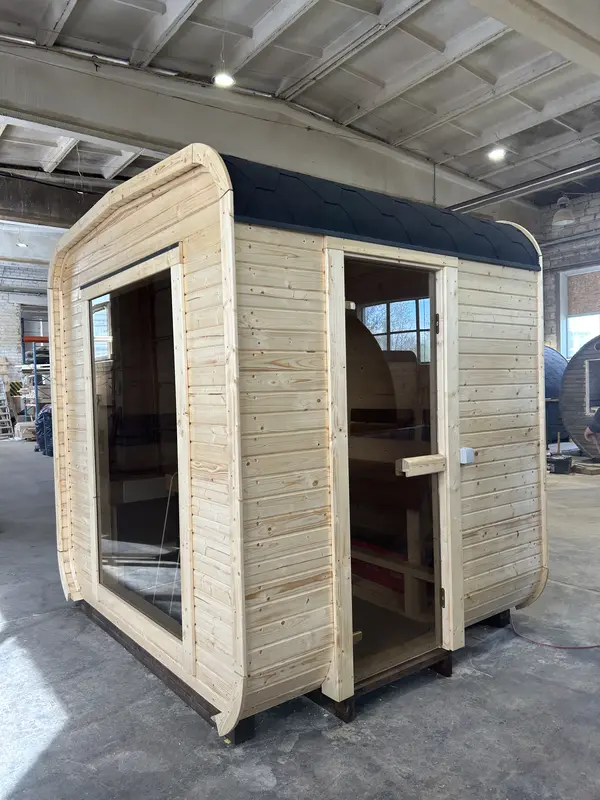 Sauna cube 2 m en bois naturel, vue d’angle avec porte vitrée et fenêtre latérale, intérieur clair visible