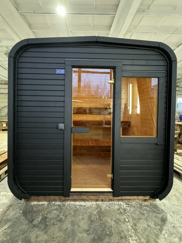 Façade avant d’un sauna cube 2 m noir avec double porte vitrée et intérieur éclairé