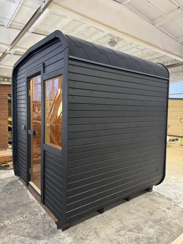 Sauna cube 2 m peint en noir mat, angle avant avec porte vitrée et toit arrondi