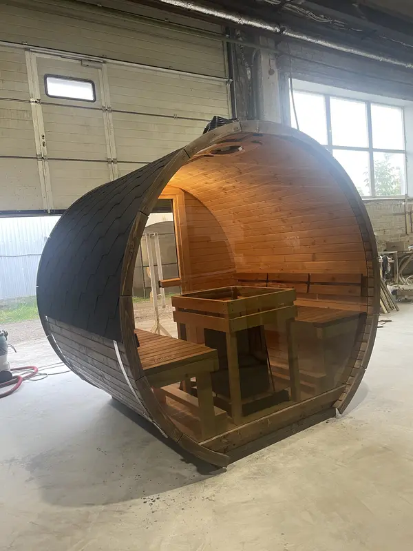 Plafond arrondi intérieur du sauna tonneau en lambrissage bois