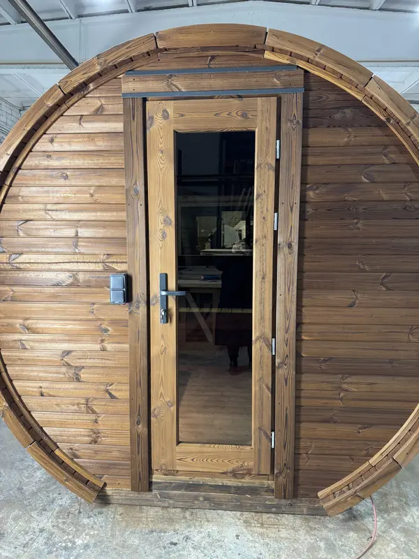 Porte en bois avant du sauna tonneau