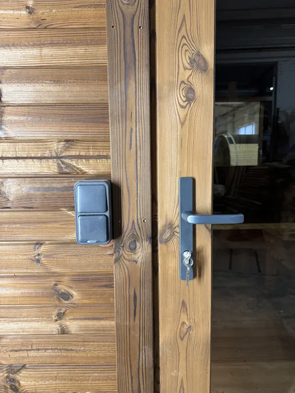 Mur intérieur en bois du sauna tonneau montrant les planches et porte