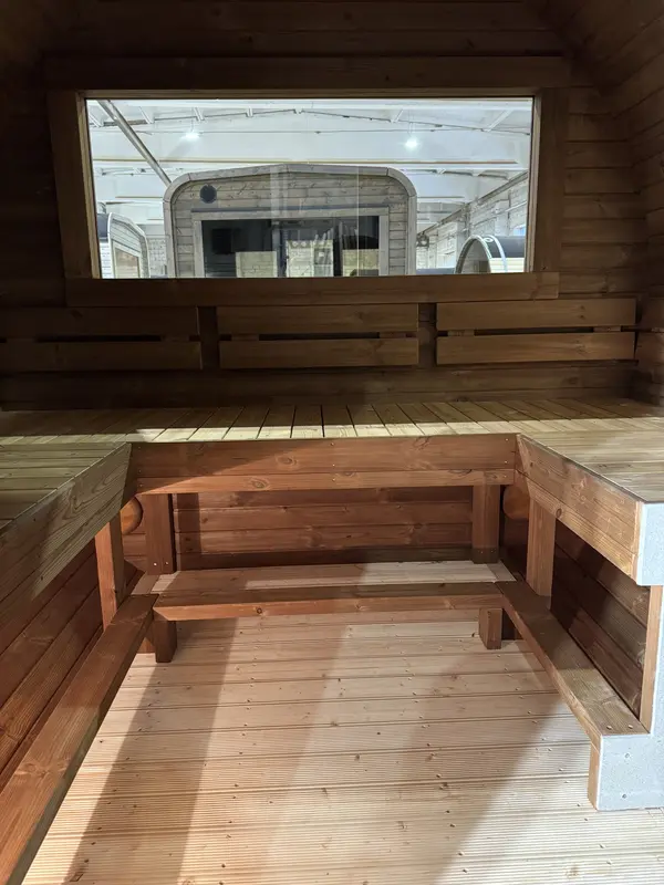 Sauna tonneau bois clair avec habillage Thermo, vue de face