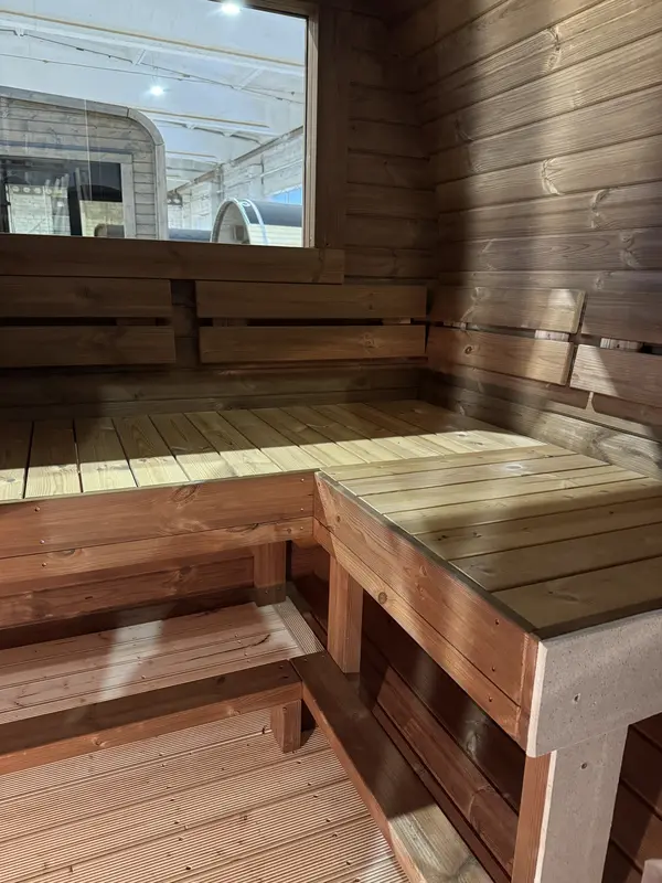 Détail des lattes de bois extérieur du sauna tonneau