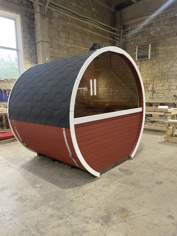 Vue intérieure du sauna tonneau montrant le poêle en acier