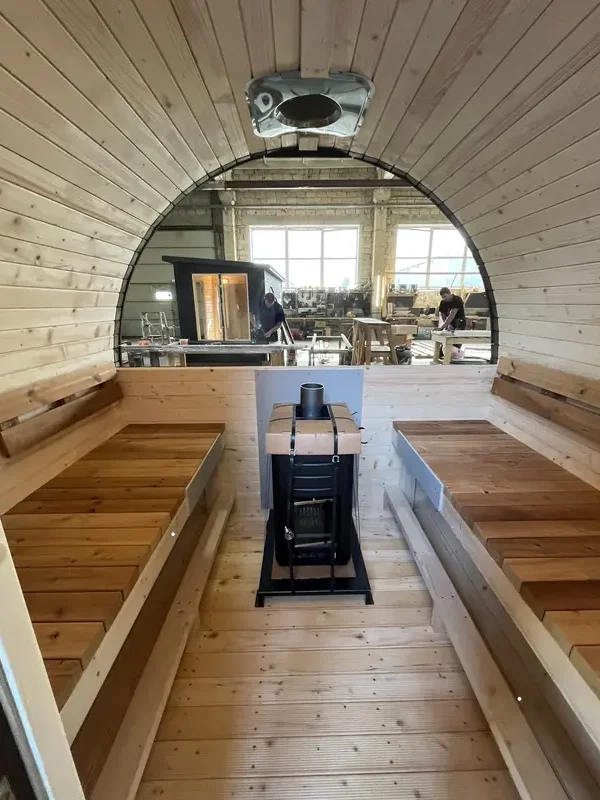 Accès arrière du sauna tonneau avec porte ouverte