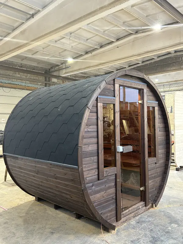 Façade ronde du sauna tonneau avec vitre circulaire