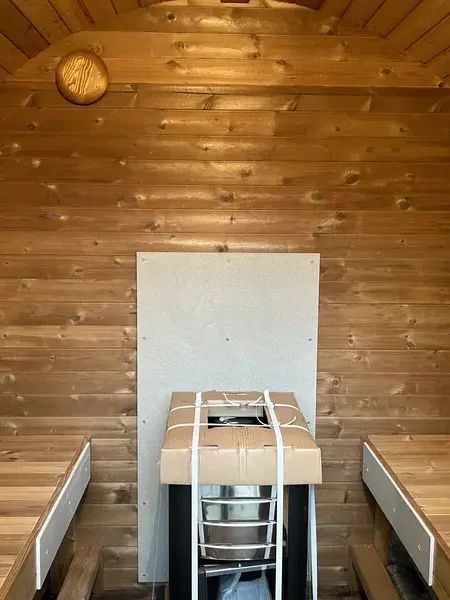 Banquette en angle à l’intérieur du sauna tonneau