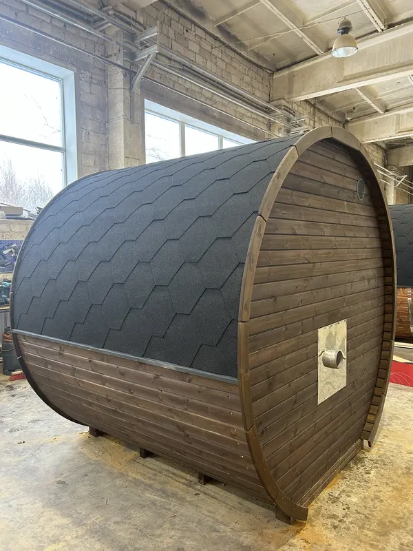 Côté du sauna tonneau en acrylique avec habillage thermo bois