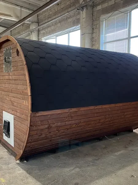 Sauna tonneau 3 m Relax vu de l’extérieur, habillage bois naturel et toit en bardeaux noirs