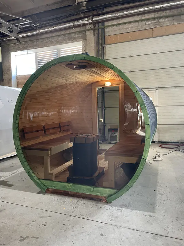 Sauna tonneau 3 m peint en vert avec toit noir, vue de face