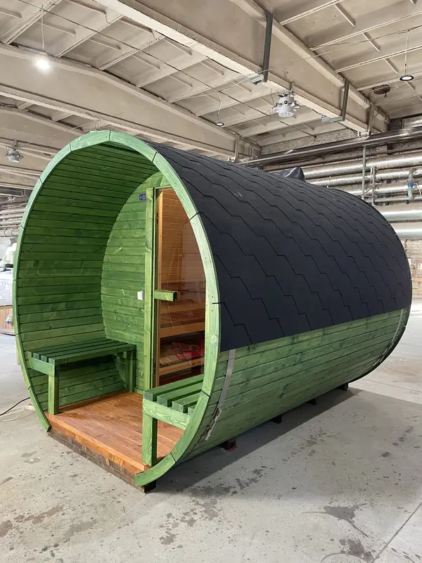Sauna tonneau 3 m peint en vert avec toit noir, vue de face