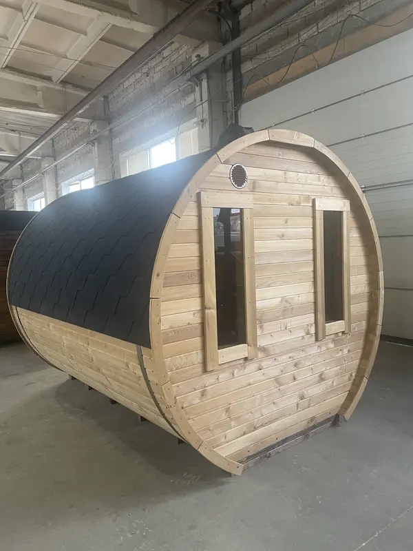 Sauna tonneau 3 m en bois naturel, vue de face avec fenêtre