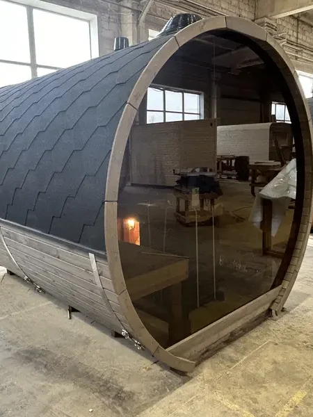 Sauna tonneau 3 m Relax peint en noir, vue extérieure avec porte vitrée