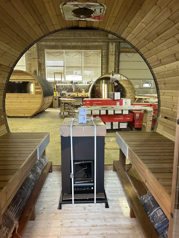 Intérieur du sauna tonneau 3 m Relax montrant le poêle Harvia et les banquettes en mélèze