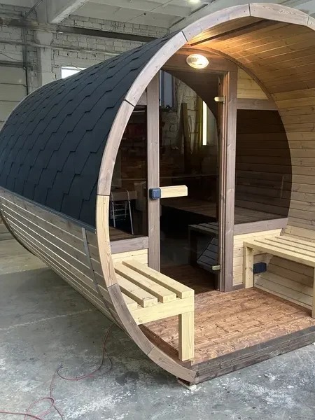 Sauna tonneau 3 m en bois clair non peint avec toit en bardeaux noirs