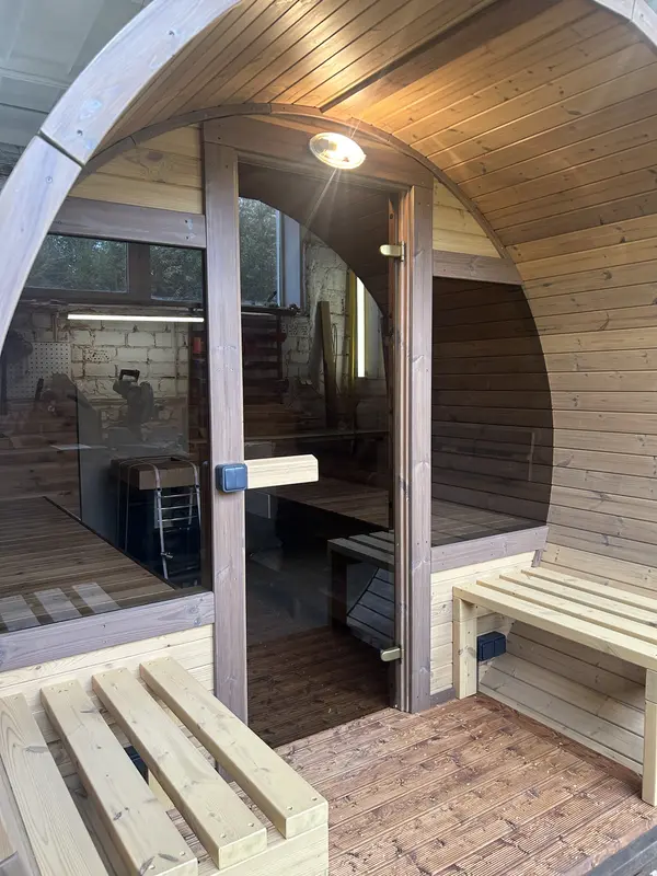 Entrée du sauna tonneau 3 m avec porte ouverte et banquette visible