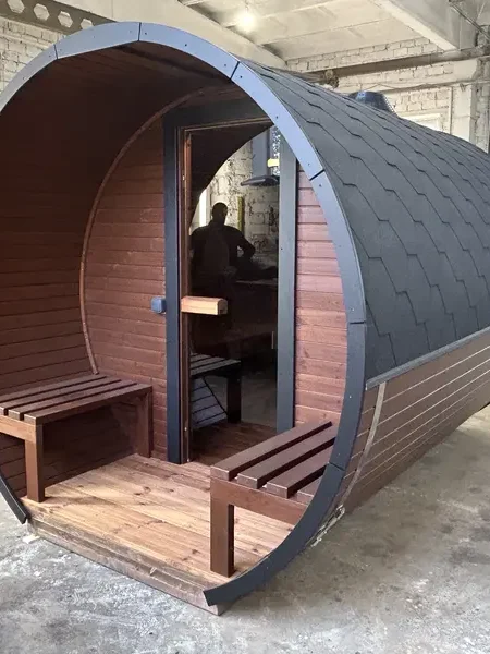 Sauna tonneau 3 m habitacle ouvert, bois naturel et toit noir