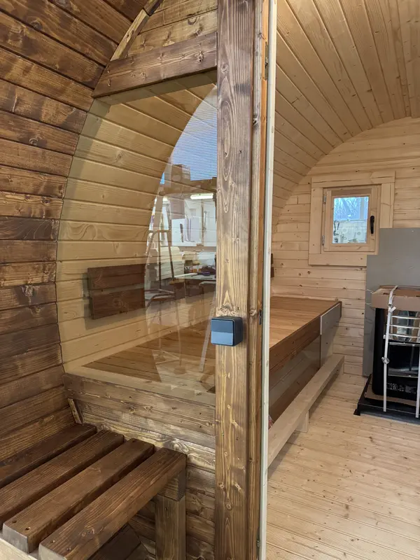 Entrée du sauna tonneau 3 m montrant la porte vitrée