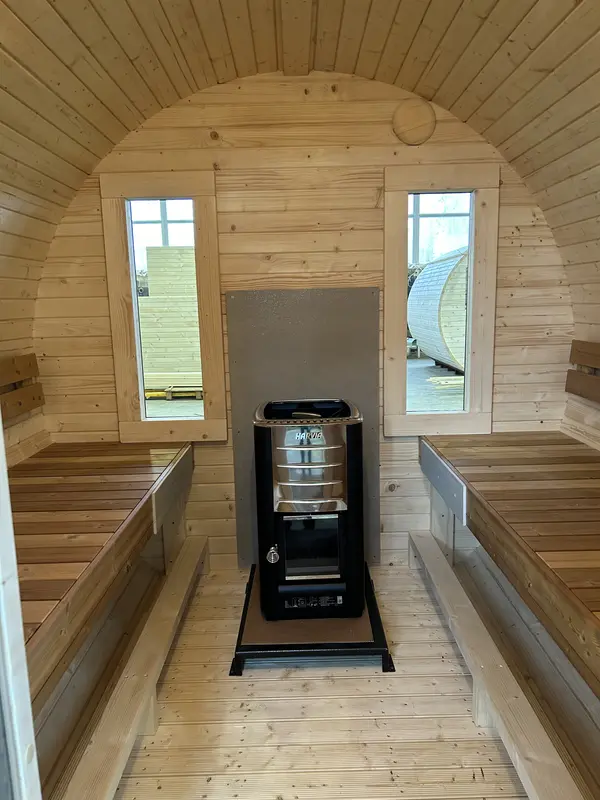 oêle Harvia installé au centre du sauna tonneau 3 m