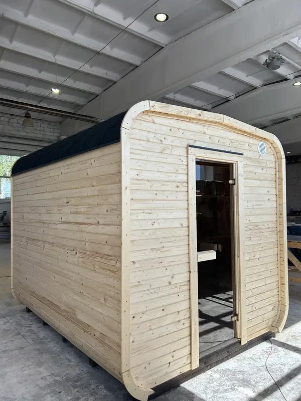Sauna cube 3 m Relax en bois naturel, angle avant gauche avec porte vitrée et toit arrondi.
