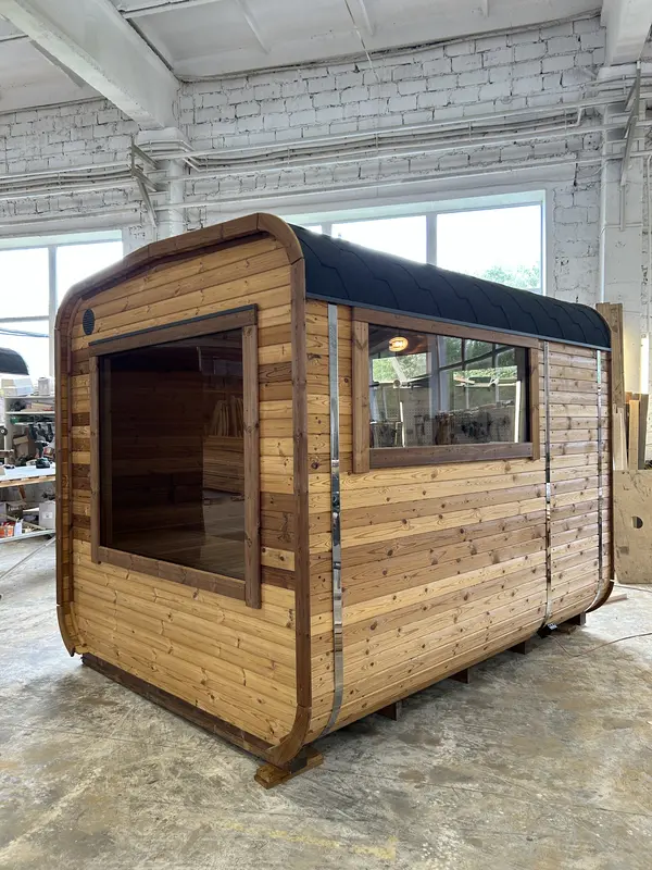 Sauna cube 3 m ThermoWood naturel, angle avant avec porte vitrée et bardage à lames verticales