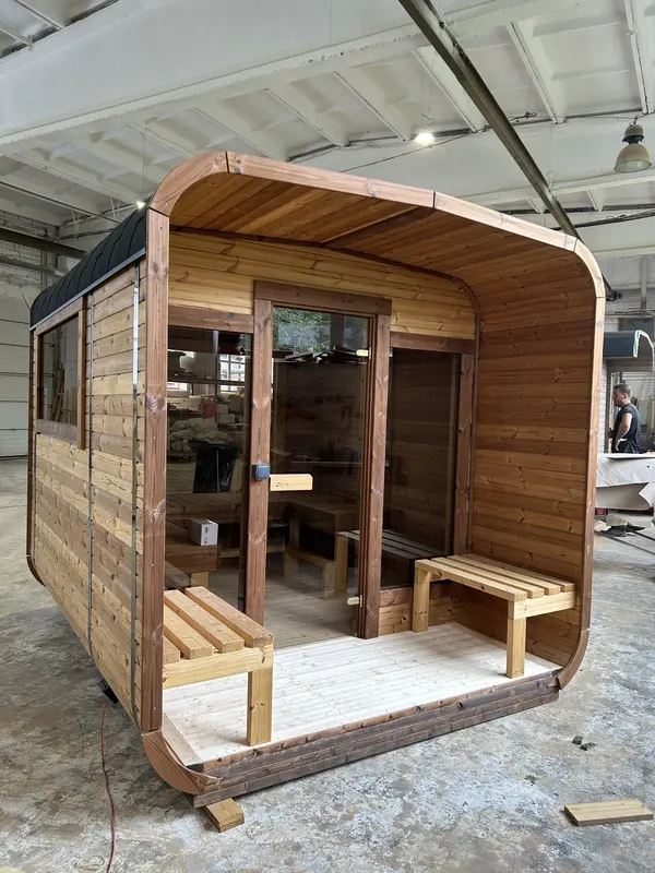 Sauna cube 3 m en bois naturel, entrée ouverte avec banc extérieur intégré et bardage Thermo