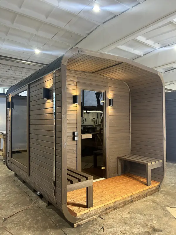 Sauna tonneau 3 m peint en noir mat, vue avant avec porte vitrée et banc extérieur en bois