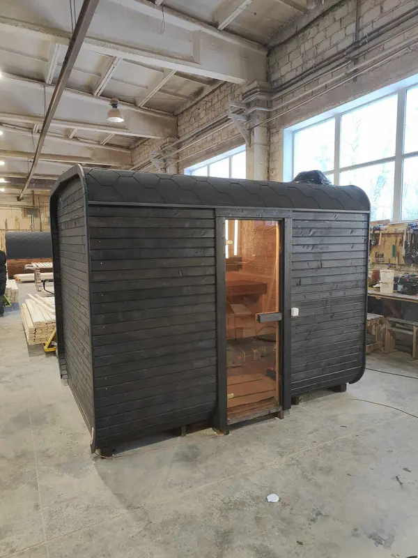 Vue d’angle arrière d’un sauna cube 3 m Relax noir mat, avec porte vitrée et fenêtre latérale.
