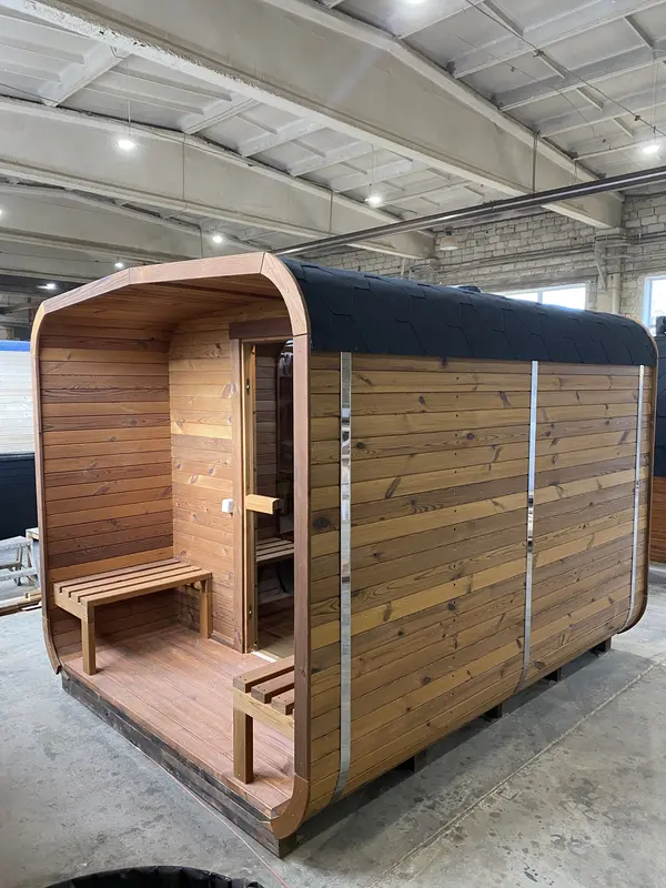 Sauna tonneau 3 m en bois Thermo naturel, vue d’angle avec entrée ouverte et banc extérieur intégré.