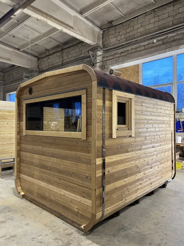 Sauna cube 3 m Relax en bois naturel non traité, angle avant avec grande fenêtre panoramique.