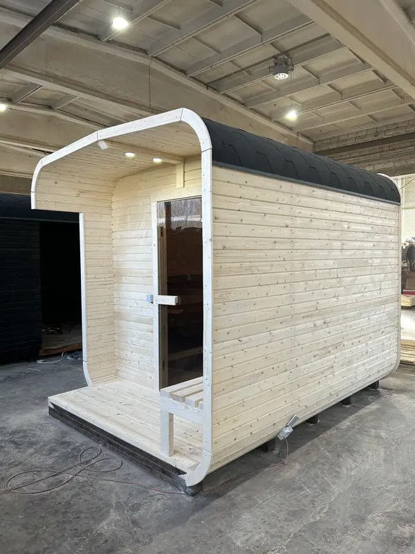 Sauna tonneau 3 m en bois clair non traité, vue de profil avec balconnet d’entrée et toit arrondi.