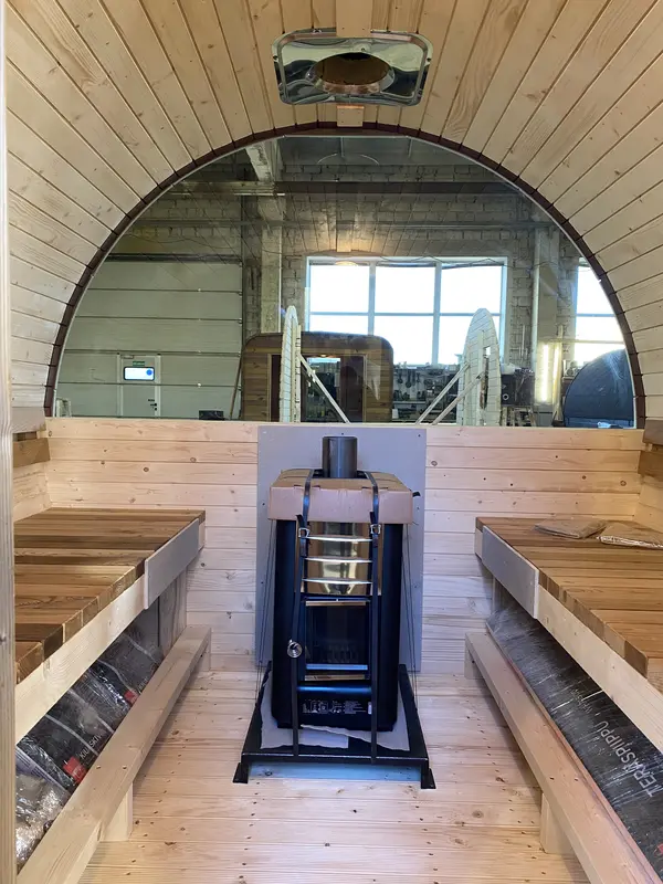 Intérieur du sauna tonneau 3 m montrant le poêle Harvia