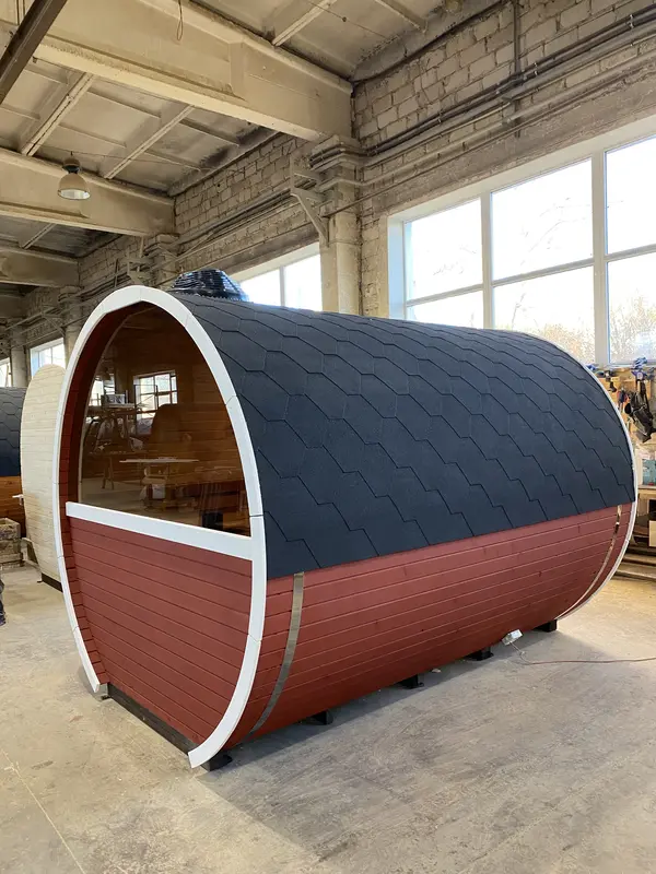 Sauna tonneau 3 m rouge avec toit en bardeaux noirs